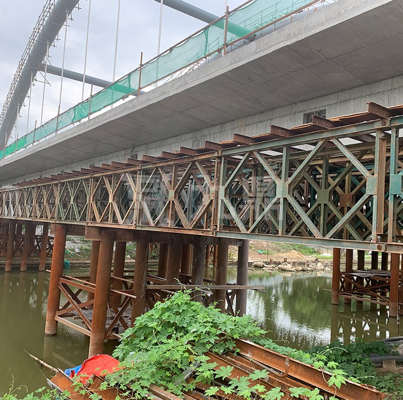 南京瑞雪路跨(kua)上壩(ba)河大橋(qiao)上(shang)部(bu)結構現(xian)澆(jiao)樑鋼支(zhi)撐(cheng)