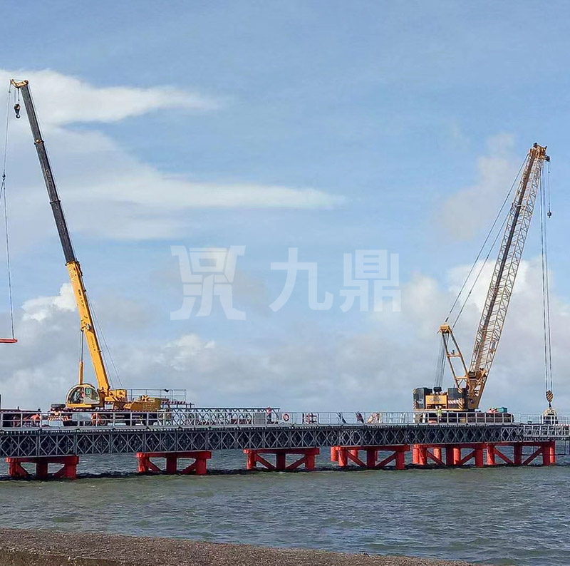 貝(bei)雷(lei)橋安(an)裝(zhuang)后進行調直(zhi)校(xiao)整(zheng)