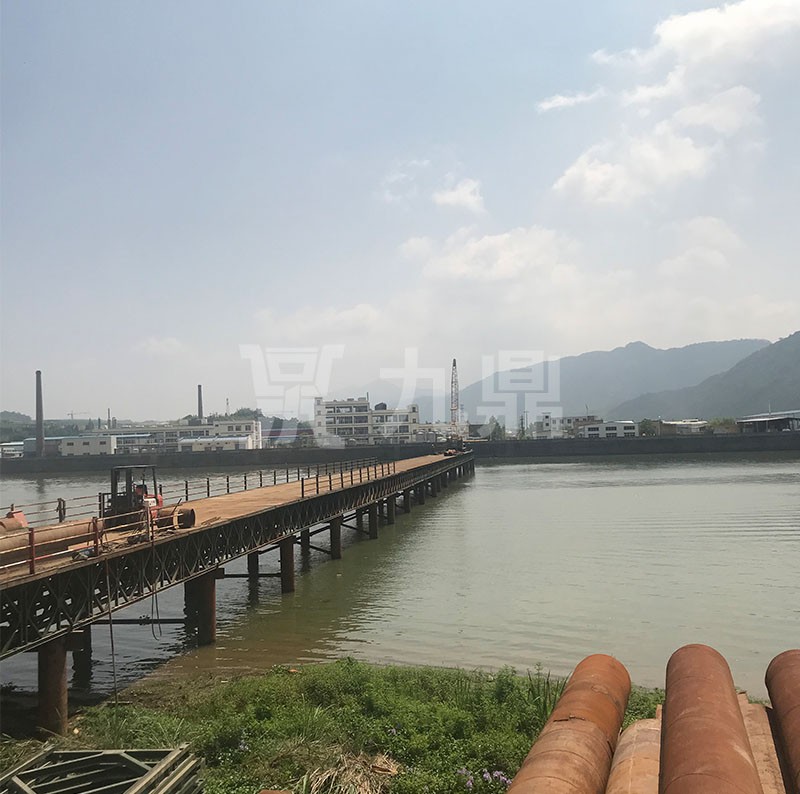 貝雷橋安(an)裝(zhuang)時(shi)需(xu)保(bao)險挿頭(tou)